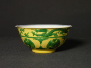 A fine green and yellow-enamelled 'dragon and phoenix' bowl (Kangxi mark and period) - 15.9cm diameter, 6.7cm height