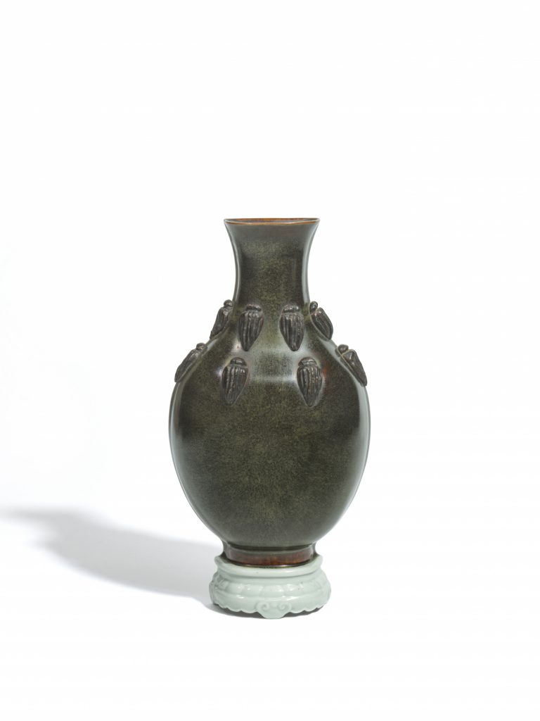 A black-glazed trompe l'eoil wall vase with applied cicadas on a faux-ivory celadon stand (Qing dynasty, 19th century)
