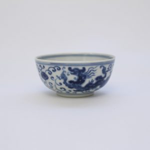 A blue and white dragon cup (Yongzheng mark and period)