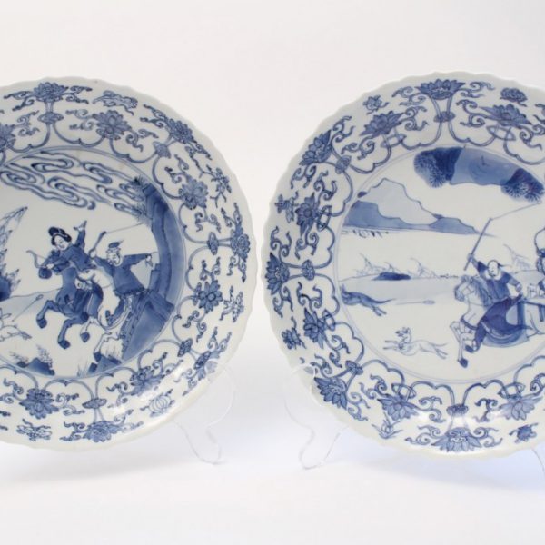 A near pair of blue and white 'hunt' dishes (Kangxi period, 1662-1722)