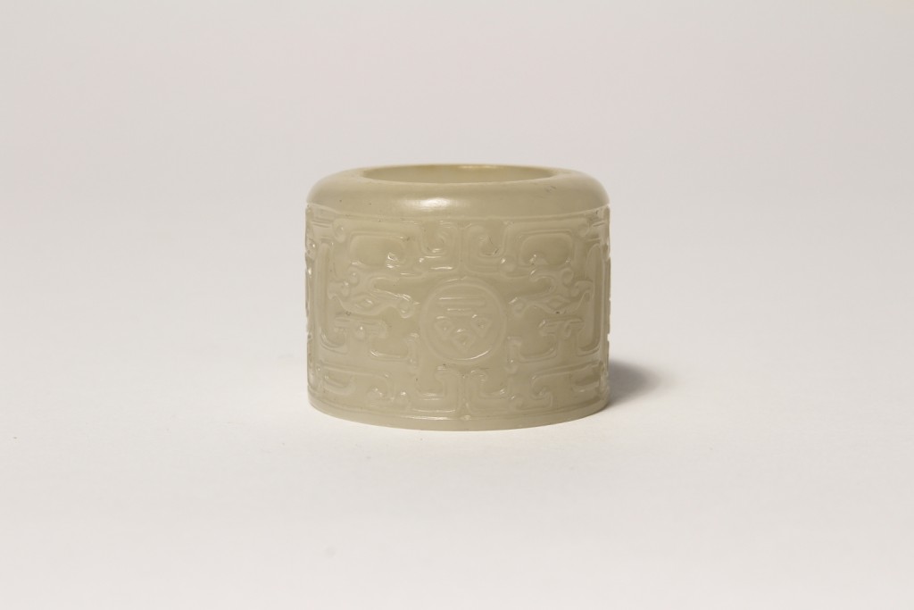 A finely carved jade archer's ring with archaistic decoration (Qianlong period)