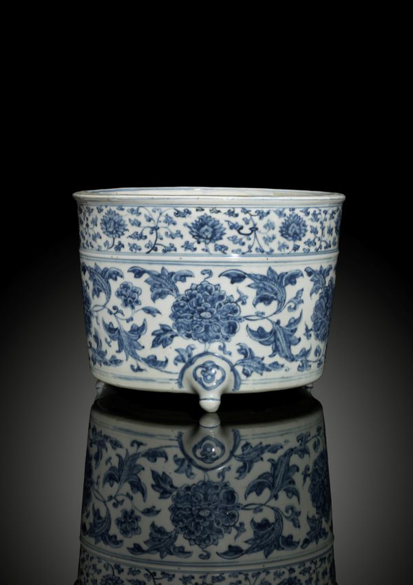 A blue and white cylindrical tripod censer (Ming Dynasty, second half 15th century)