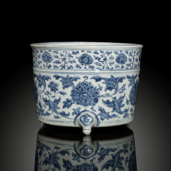 A blue and white cylindrical tripod censer (Ming Dynasty, second half 15th century) 
