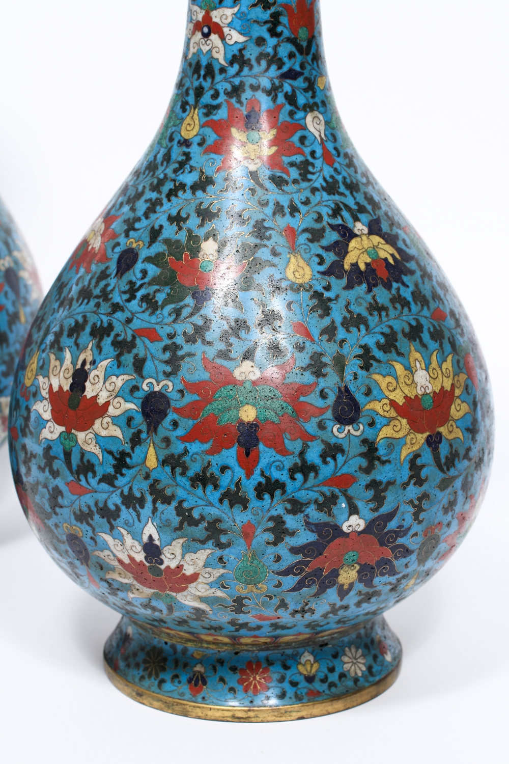 A pair of large cloisonné enamel pear-shaped bottle vases (Qing dynasty, 18th-19th century)