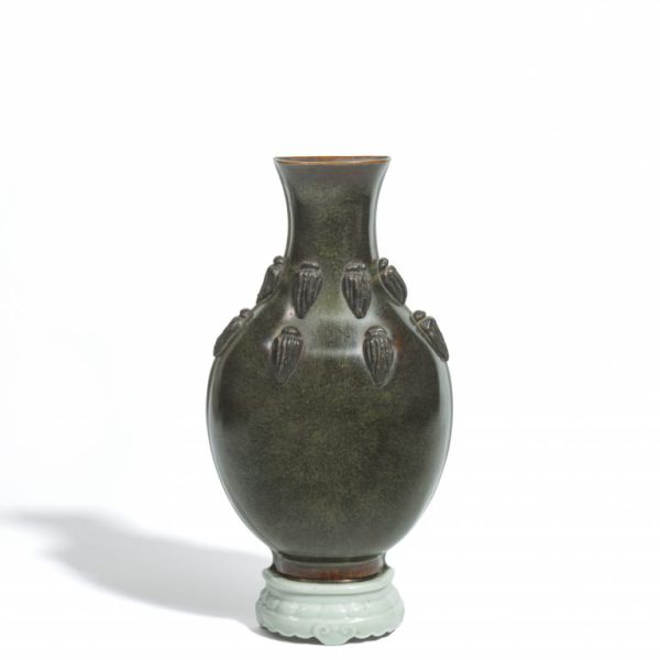 A black-glazed trompe l'eoil wall vase with applied cicadas on a faux-ivory celadon stand (Qing dynasty, 19th century)