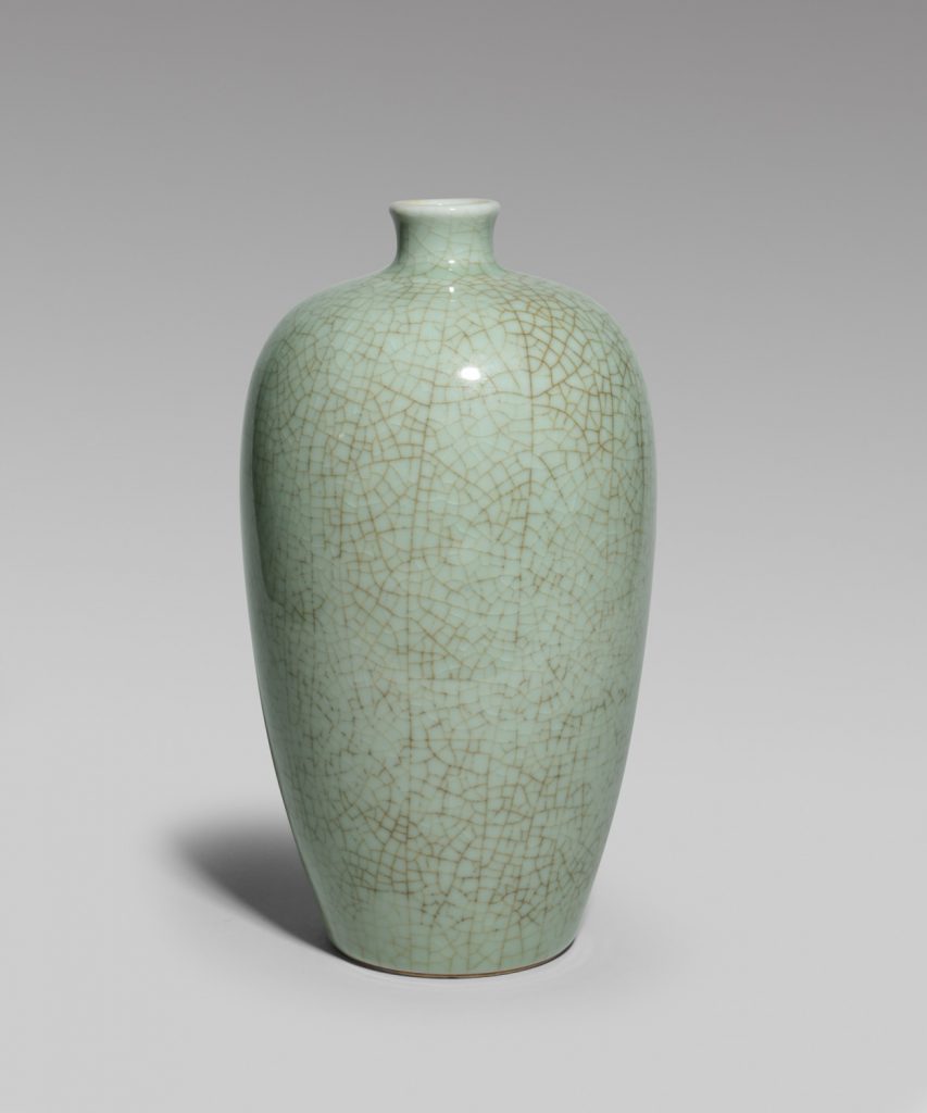 A crackled green-glazed vase (Kangxi period, 1662-1722)