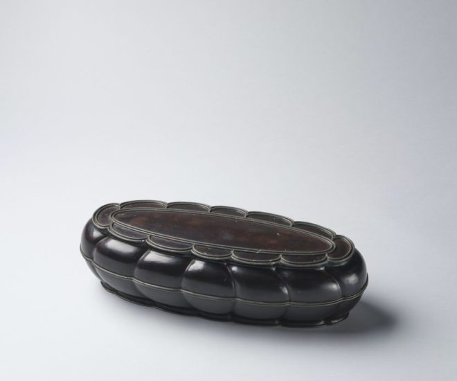 An oval dark brown lacquer box and cover (Yuan dynasty, 14th century)