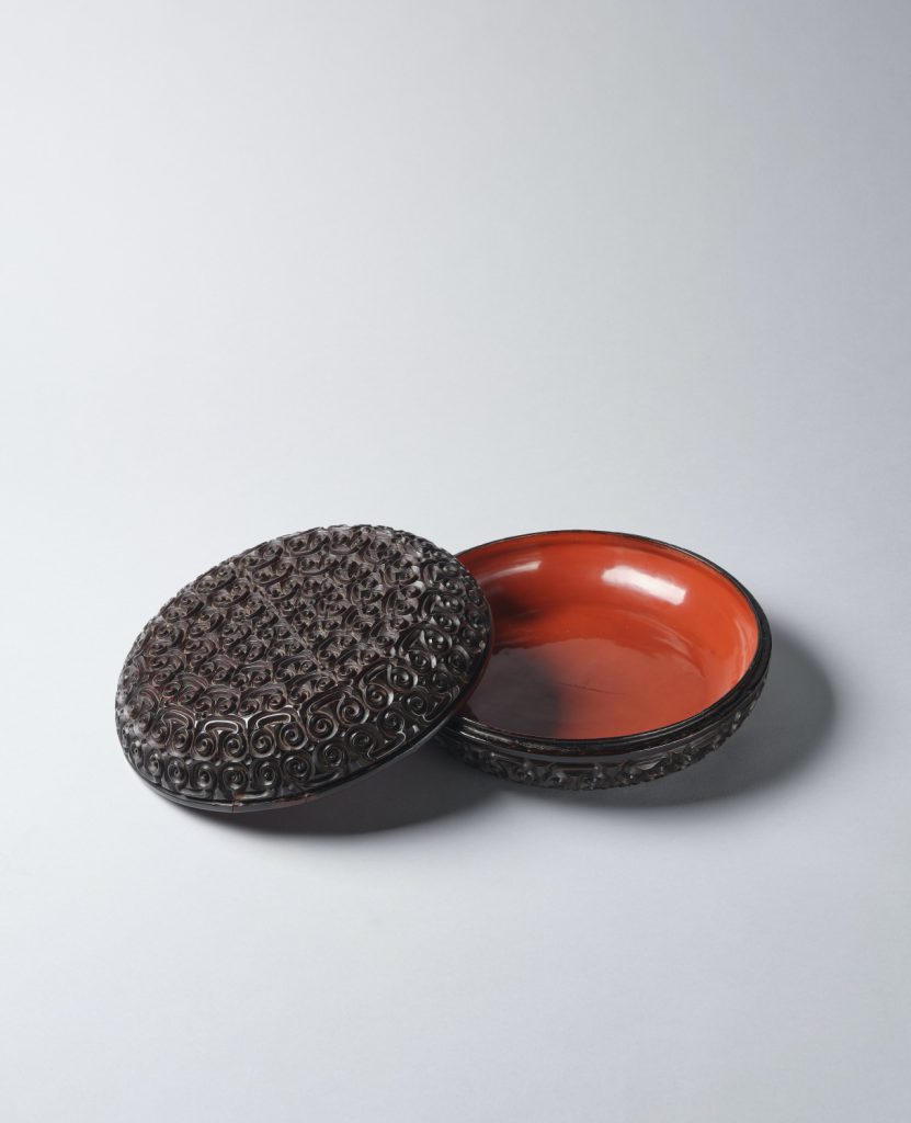 A circular red and black ‘tixi’ lacquer box and cover (Yuan dynasty, 13th-14th century)