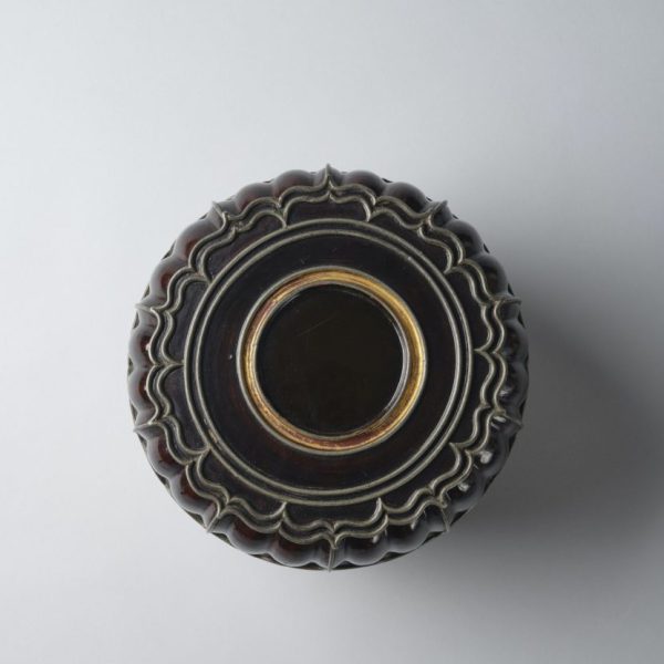 A lobed dark brown lacquer toiletry box with lotus-petal rim (Yuan dynasty, late
13th/14th century)