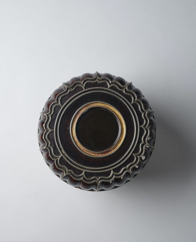 A lobed dark brown lacquer toiletry box with lotus-petal rim (Yuan dynasty, late 13th/14th century)