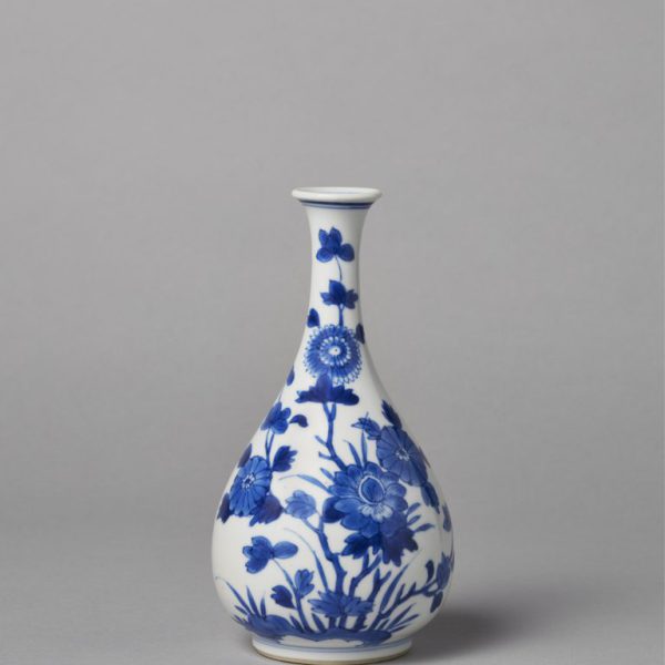 1. A small blue and white bottle vase (Kangxi period, 1662-1722)