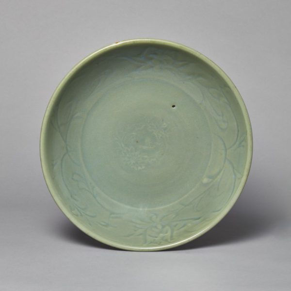 A ‘Longquan’ celadon deep dish with incised floral decoration (Ming dynasty, 1368-1644)