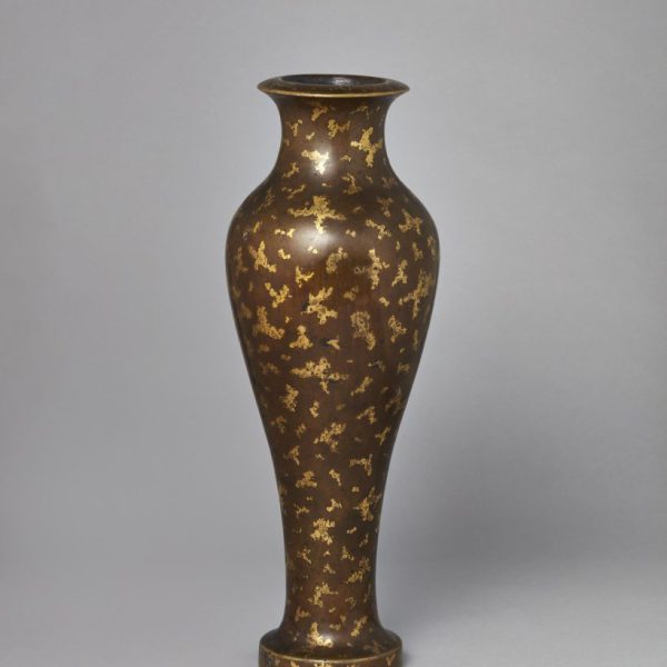 A gold-splashed bronze vase (cast Xuande mark but Yongzheng period, 1722-1735)