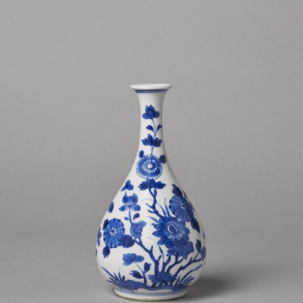 A small blue and white bottle vase (Kangxi period, 1662-1722)