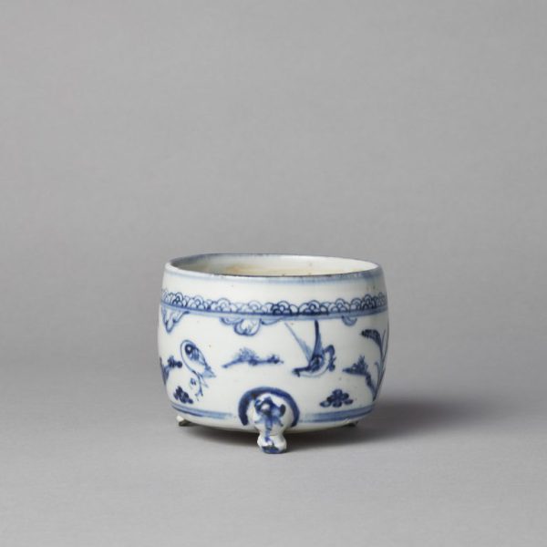 A blue and white cylindrical tripod censer (Ming dynasty, second half 15th century)