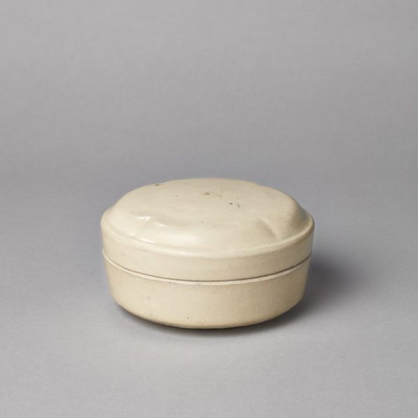 A white-glazed circular oil box and cover (Five Dynasties, 907-960)