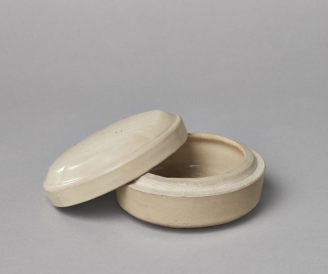 A white-glazed circular oil box and cover (Five Dynasties, 907-960)